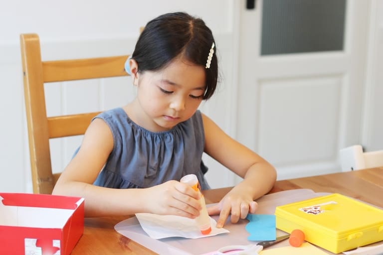 子供が工作をしている画像