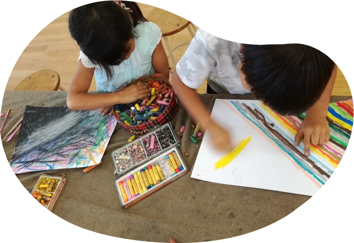 子供がお絵描きをしている画像