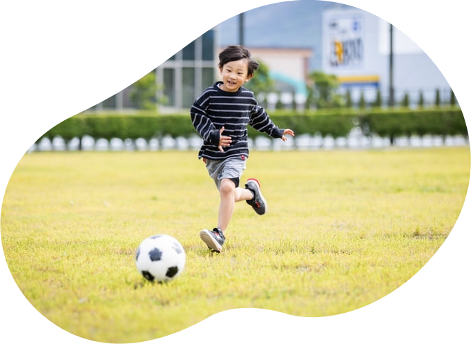 サッカーをしている子供