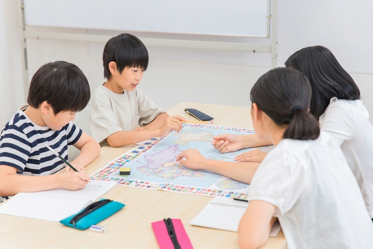 子供が勉強している画像