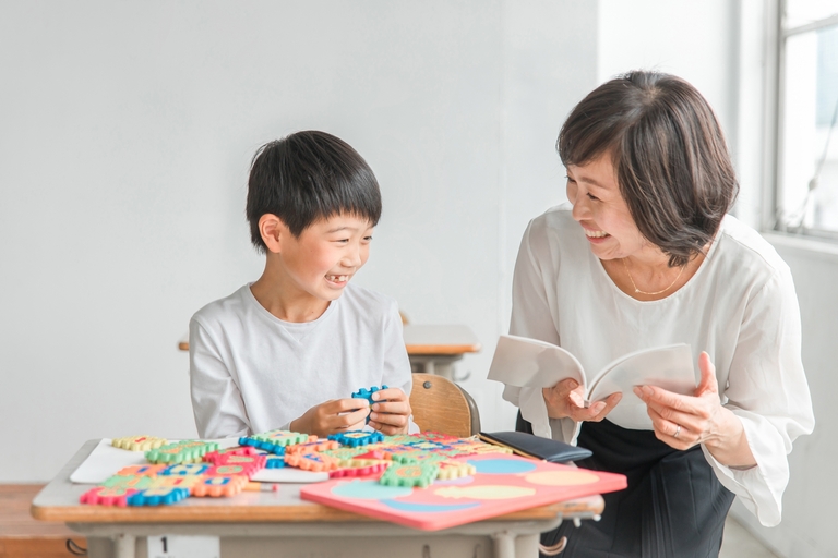 子供と先生の画像