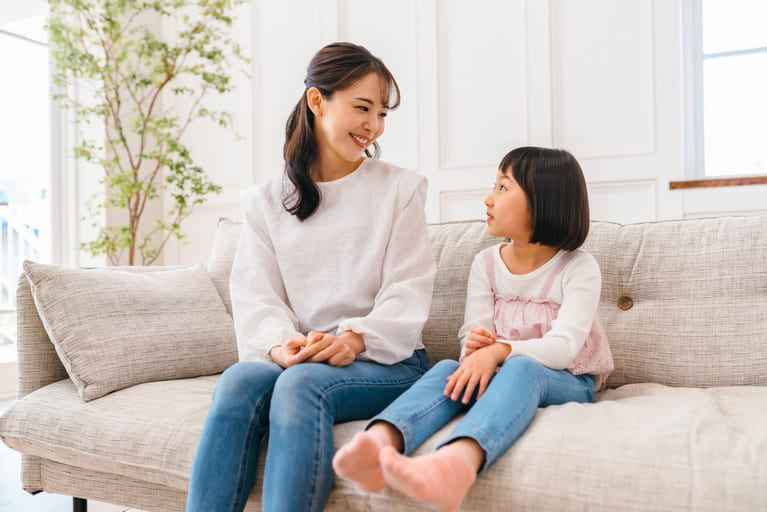 小学生と母親の画像